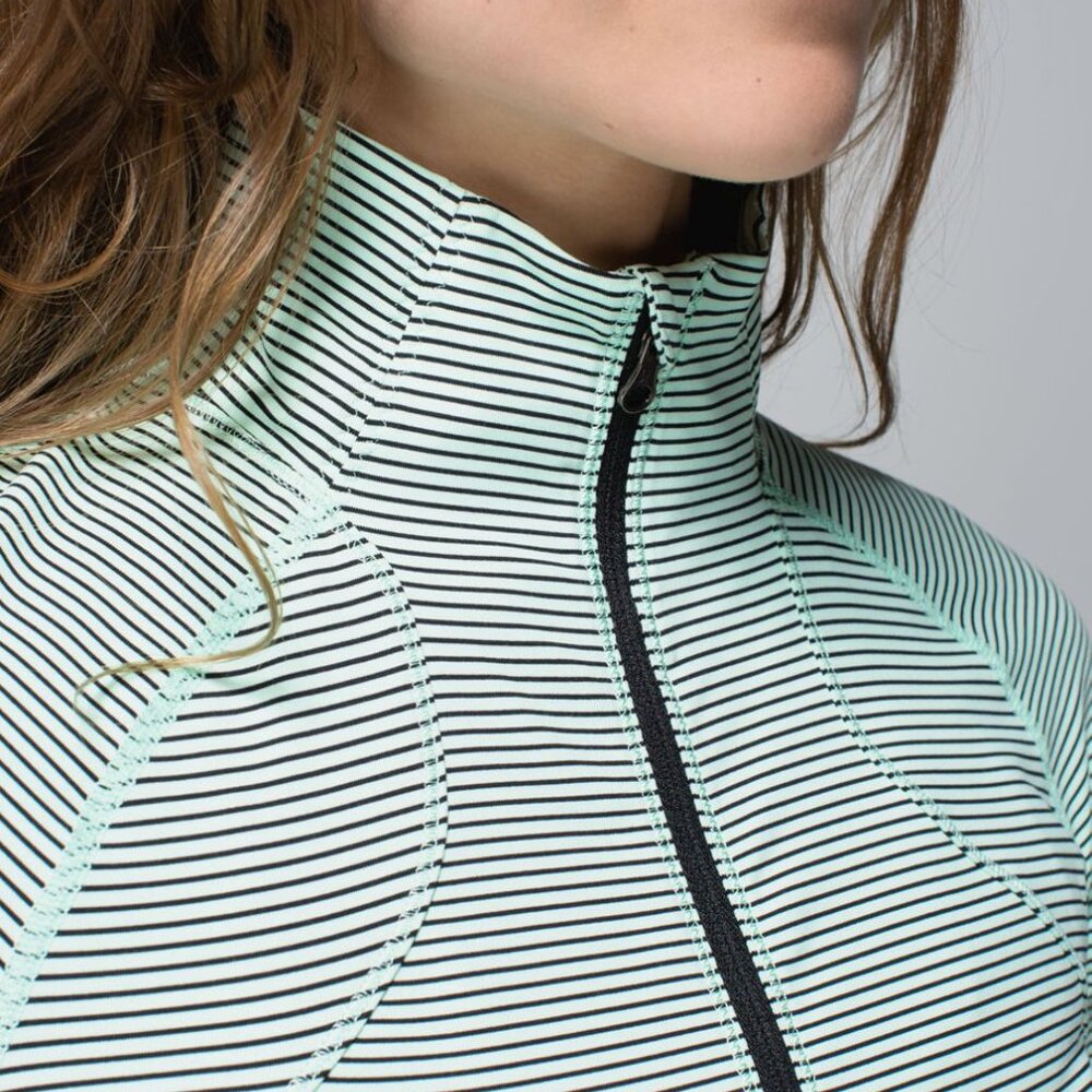 Like new! Lululemon Race with Grace 1/2 Zip long sleeve top / shirt, green black - Picture 4 of 10